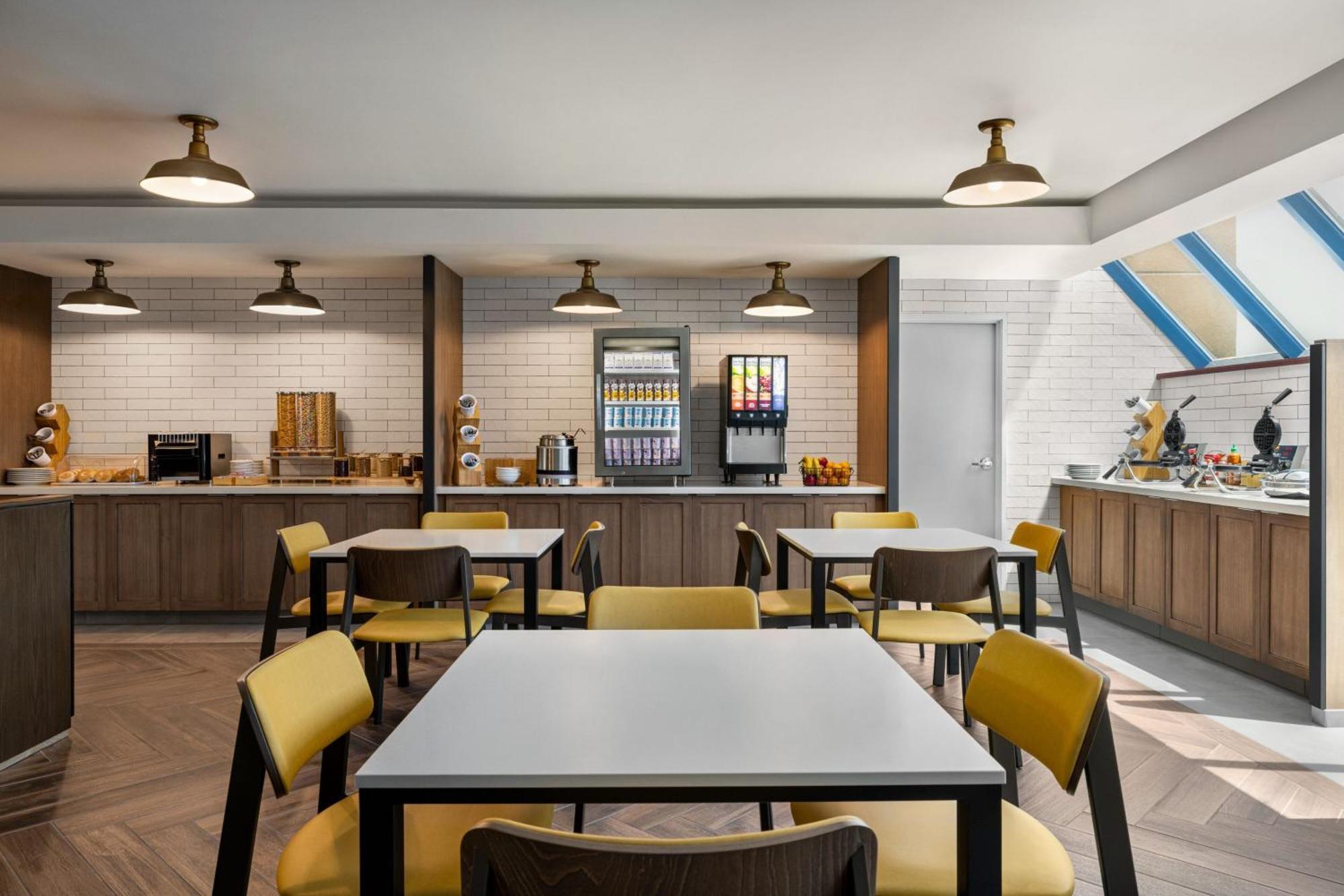 Fairfield By Marriott & South Hotel